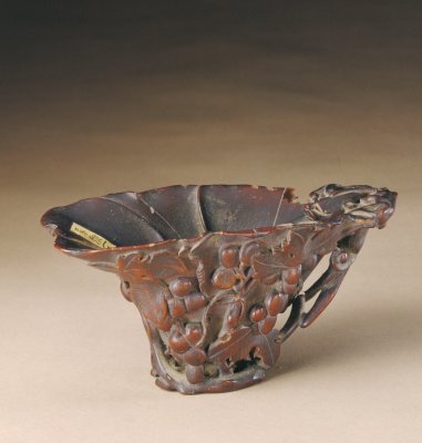 图片[1]-Rhinoceros horn carved dragon handle grape cup-China Archive